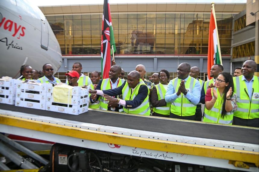 PS Agriculture Mr Kellow flagging off first consignment of avocado to India. Photo (courtesy).
